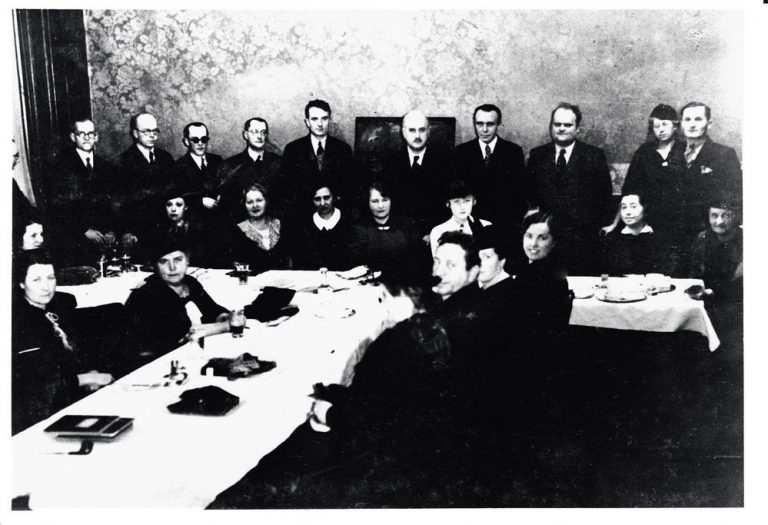 Setkání spolku Universalia ve 30. letech. Třetí zprava stojí Jan Kefer, vedle něj Pierre de Lasenic.