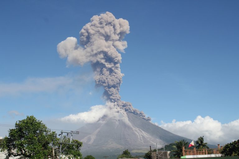 Aktuálně vědci varují před výbuchem filipínské sopky Mayon, která je srovnávaná s Vesuvem.