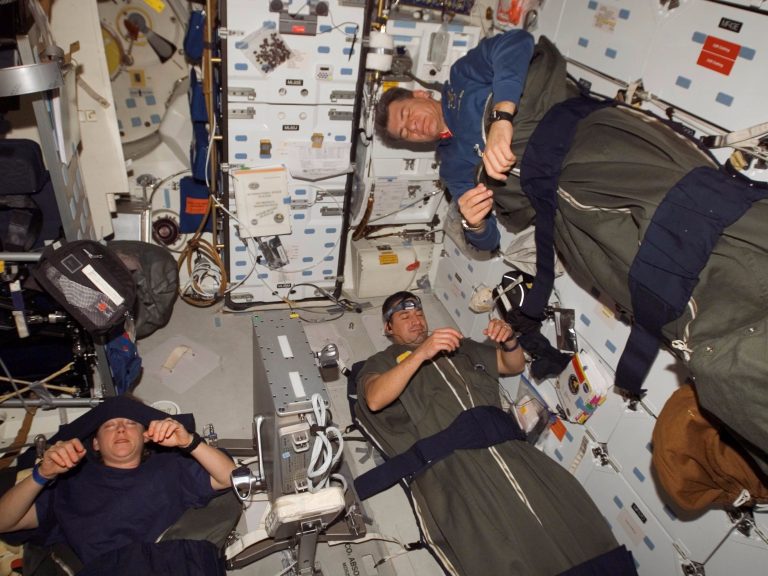 Astronauti se v kosmu vleže nevyspí, mají jednoduchou postel ze suchého zipu, kdy pouhých 5 centimetru udrží dospělého člověka.