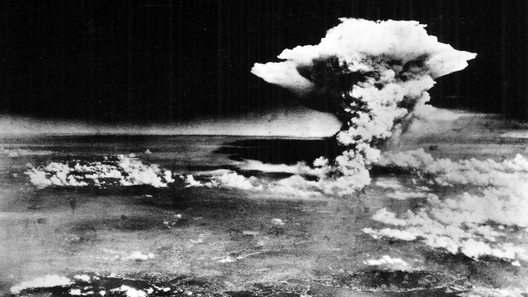 V roce 1945 byla poprvé svržena atomová bomba na civilní obyvatelstvo.