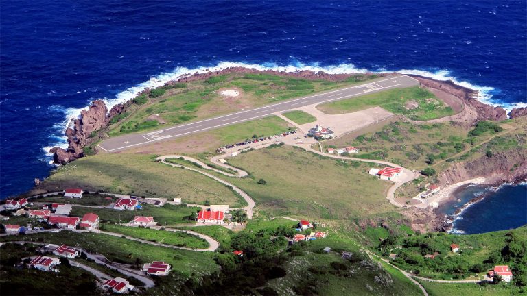 Na ostrově se nachází nejkratší ranvej na světě.