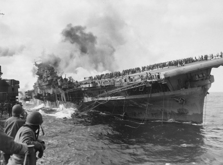 Ocelový kolos se sice výrazně nakloní na pravobok, ale útok japonského bombardéru přežije.