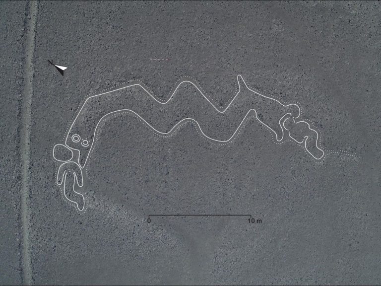 Jeden nově odhalený geoglyf ukazuje dvouhlavého hada požírajícího dva lidi.