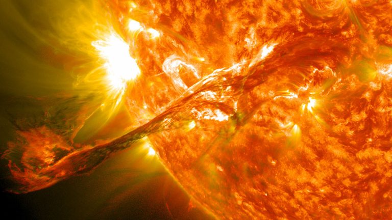Erupce jsou na Slunci běžná věc a podle vědců je jen otázka času, kdy Zemi zasáhne další z nich.