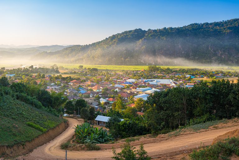 Barmská vesnice je dějištěm tajemného příběhu.