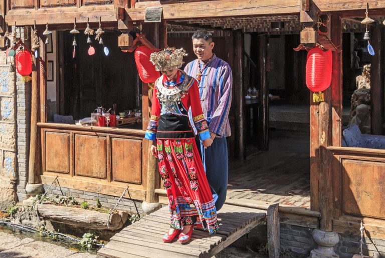 Čínští turisté se jen hrnou, aby si vyzkoušeli tradiční mosujské oděvy a zjistili, jak to ženy dělají, že je muži poslouchají.