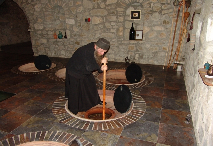 Mniši si na výrobě vína podle tradičního receptu nechávají záležet.