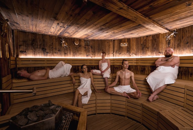 Sauny mohou mít nepřeberné množství aromat, oblíbená je třeba medová sauna.