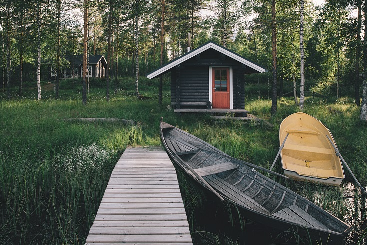 Ve Finsku bývaly sauny rovnou na jezerech, jenže docházelo k množství utonutí, kdy lidé v ledové vodě dostávali křeče. Dnes platí zákon, že sauny musejí stát minimálně 50 m od jezera.