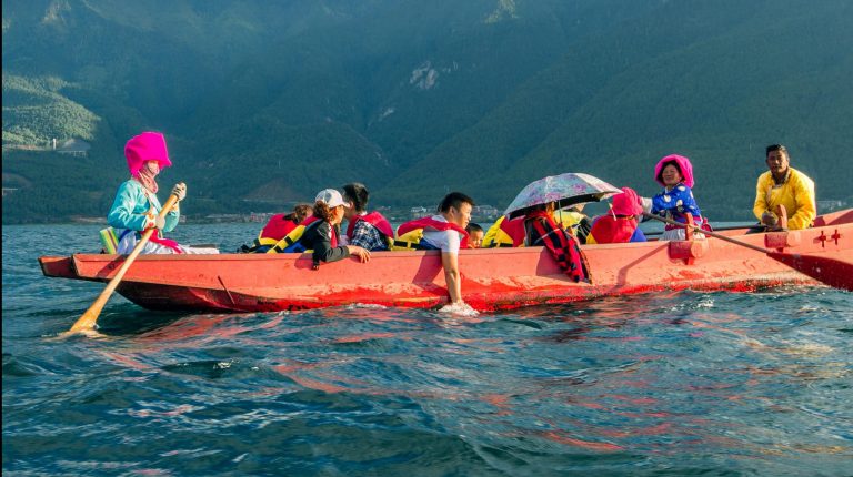 Ženy jsou tu u vesla nejen symbolicky, ale většinou i při převážení turistů přes jezero.