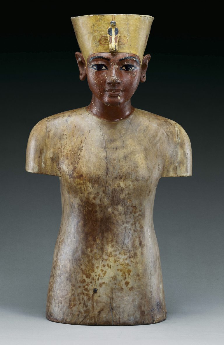 Princ Tutanchaon vyrůstá na královském dvoře v Achetatonu. Jeho otec je faraon Achnaton a matka pravděpodobně Kije, Achnatonova druhá manželka.