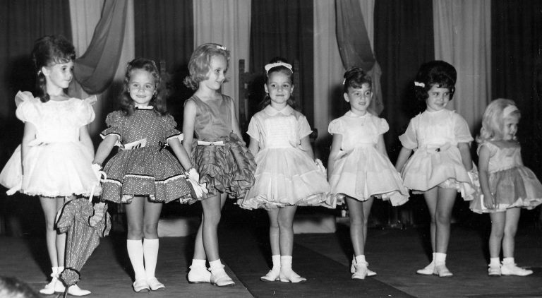 Až do 70. let 20. století se soutěží smí účastni pouze dívky bílé pleti!