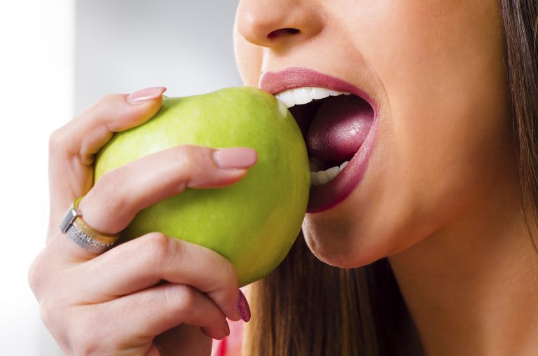 Jablko obsahuje cukr, takže na čištění zubů je nevhodné.
