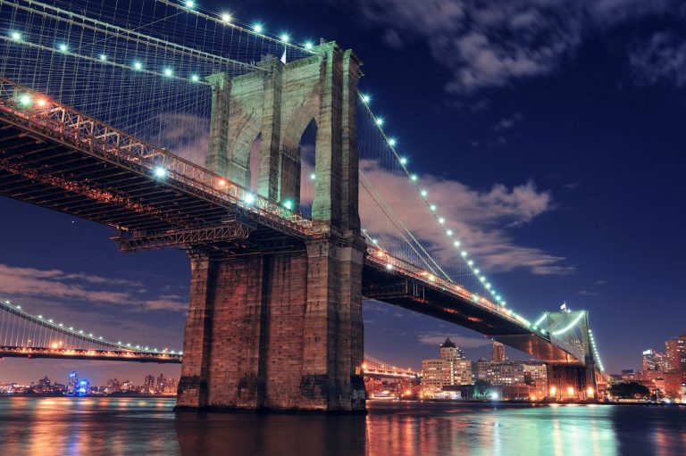 Most spojuje Manhattan a Brooklyn.