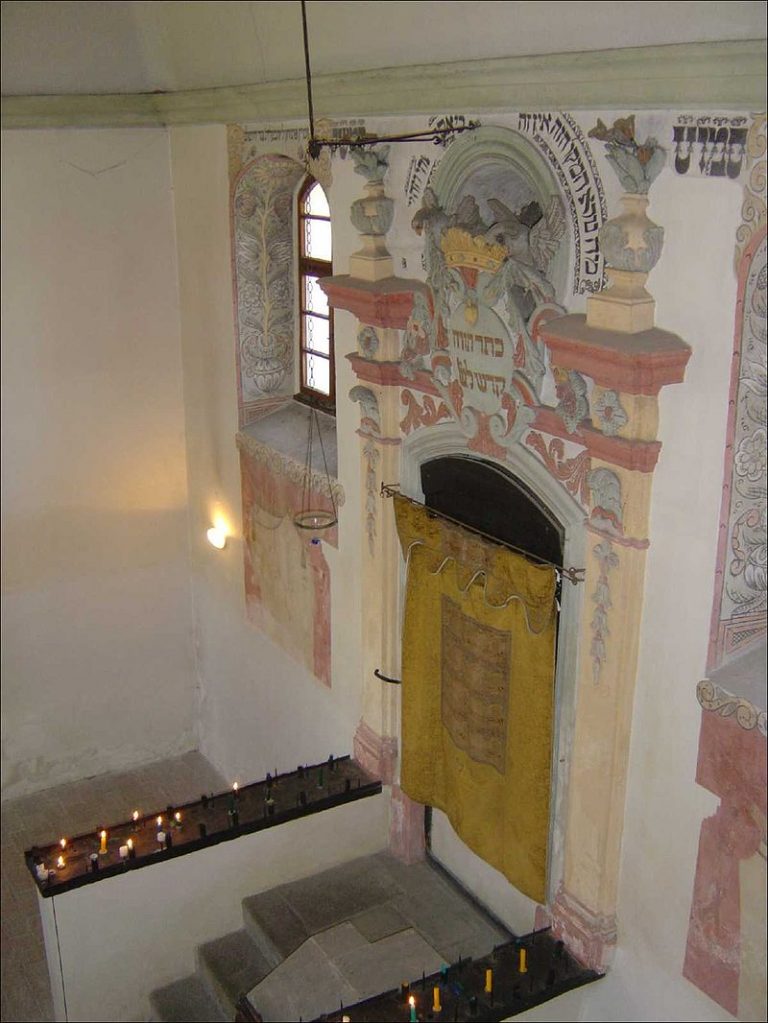 Nejposvátnějším místem každé synagogy je aron ha-kodeš. Ve zdobené schránce za synagogální oponou je uložena Tóra.