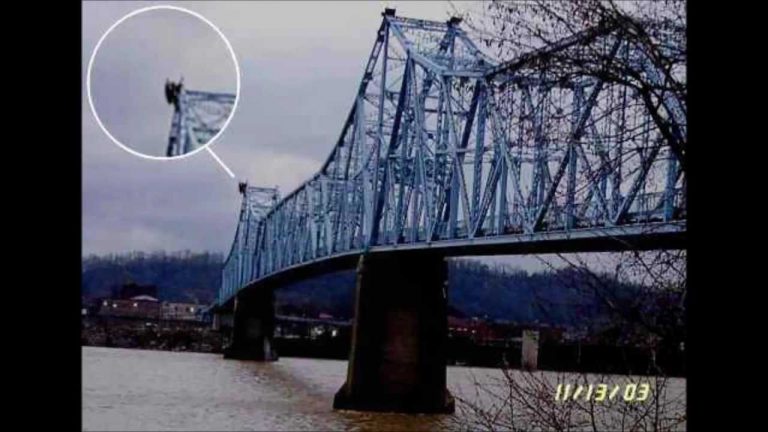 Můří muž měl být vyfotografován nad mostem Silver Bridge, který v roce 1967 spadl.