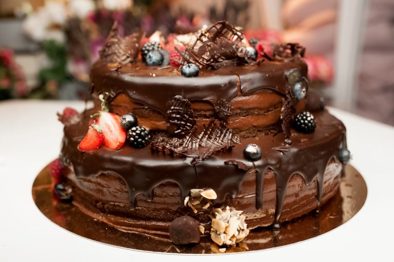 S čokoládovými motivy je dort atraktivnější