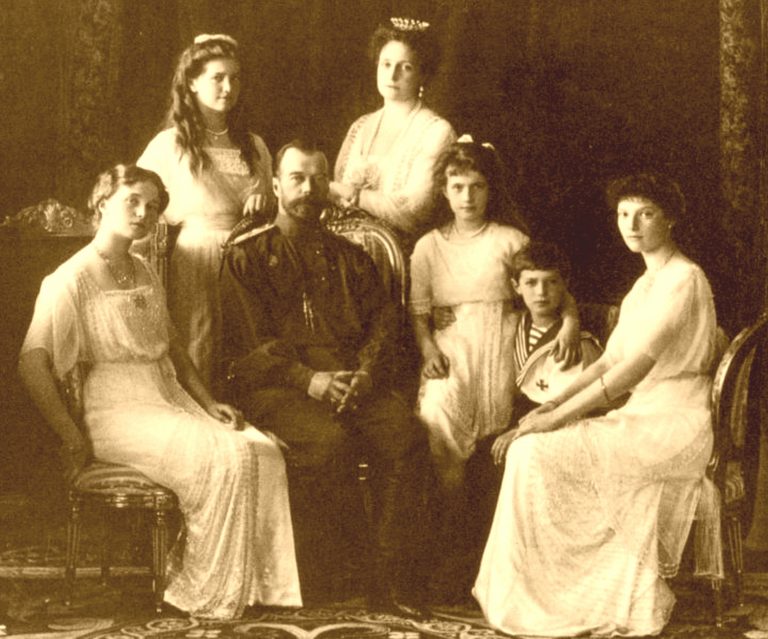 Rodinu ruského cara si Rasputin doslova omotal kolem prstu.
