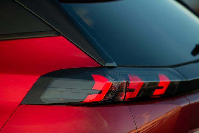 Nový Peugeot 2008 spolu s modelem 208 vyhrál dokonce Red Dot Design Award v kategorii „Product Design“. Značka Peugeot se prosadila v konkurenci 6 500 přihlášených výrobků.