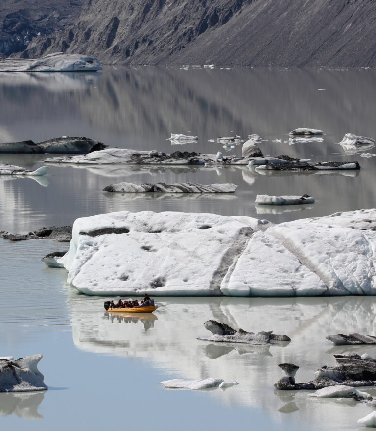 Projížďka po jezeře mezi různě velkými kusy ledu je oblíbenou turistickou atrakcí.