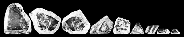 Amsterodamský mistr Joseph Asscher rozdělí diamant po několikadenní dřině na 9 velkých drahokamů.