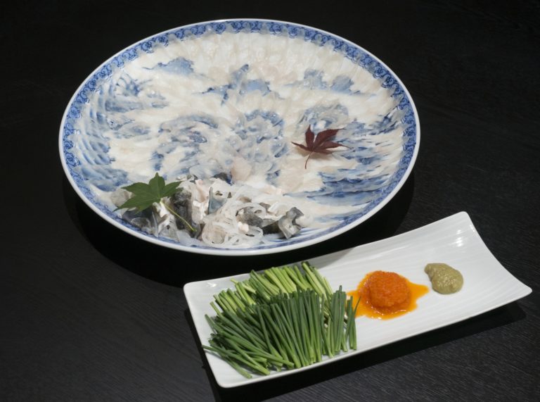 Nejčastěji je fugu servírovaná nakrájená na tenké plátky, sashmi.