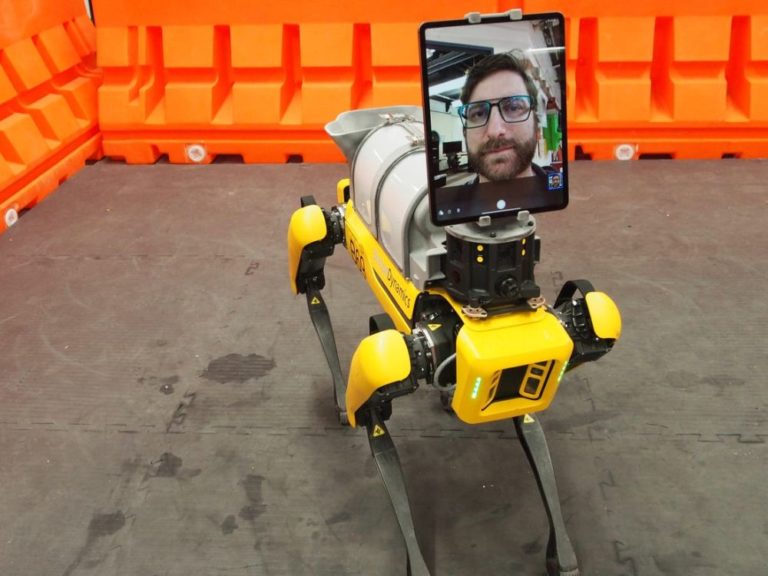 Výrobce robotů Boston Dynamics našel během pandemie COVID-19 nové uplatnění pro své robopsy.