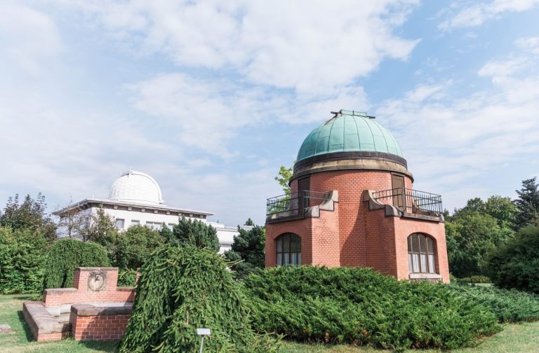 V Ondřejově nechává vybudovat secesně laděný areál observatoře.