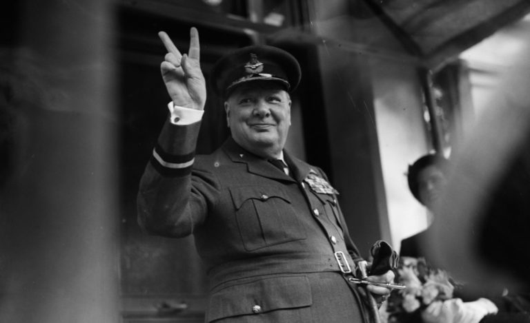 Sir Winston Churchill a jeho vítězné gesto, které vstoupilo do dějin.