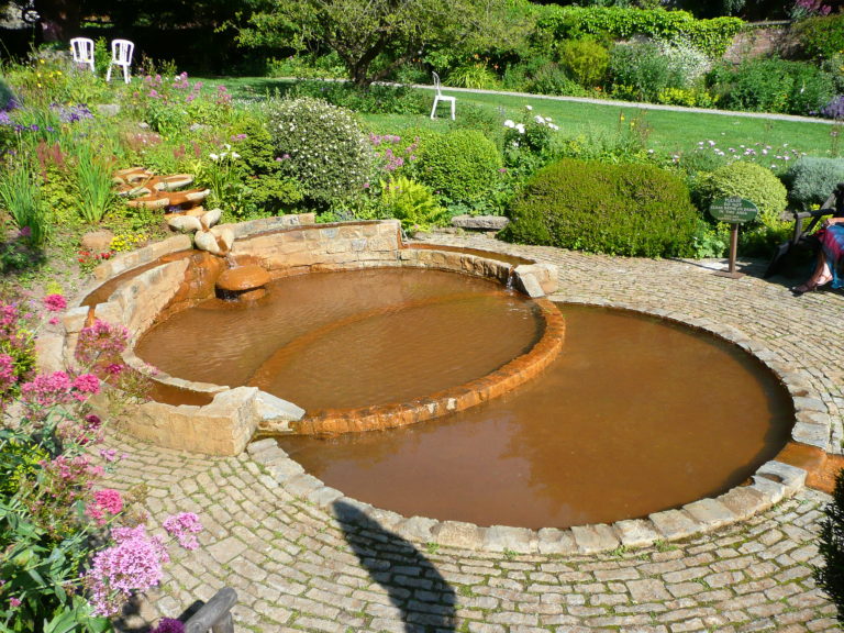 Zahrada Chalice Well a zdejší načervenalý pramen. Má zázračné účinky?