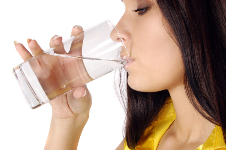 I v případě, kdy nemáme žízeň, byste měli vypít 8 velkých sklenic vody každý den.