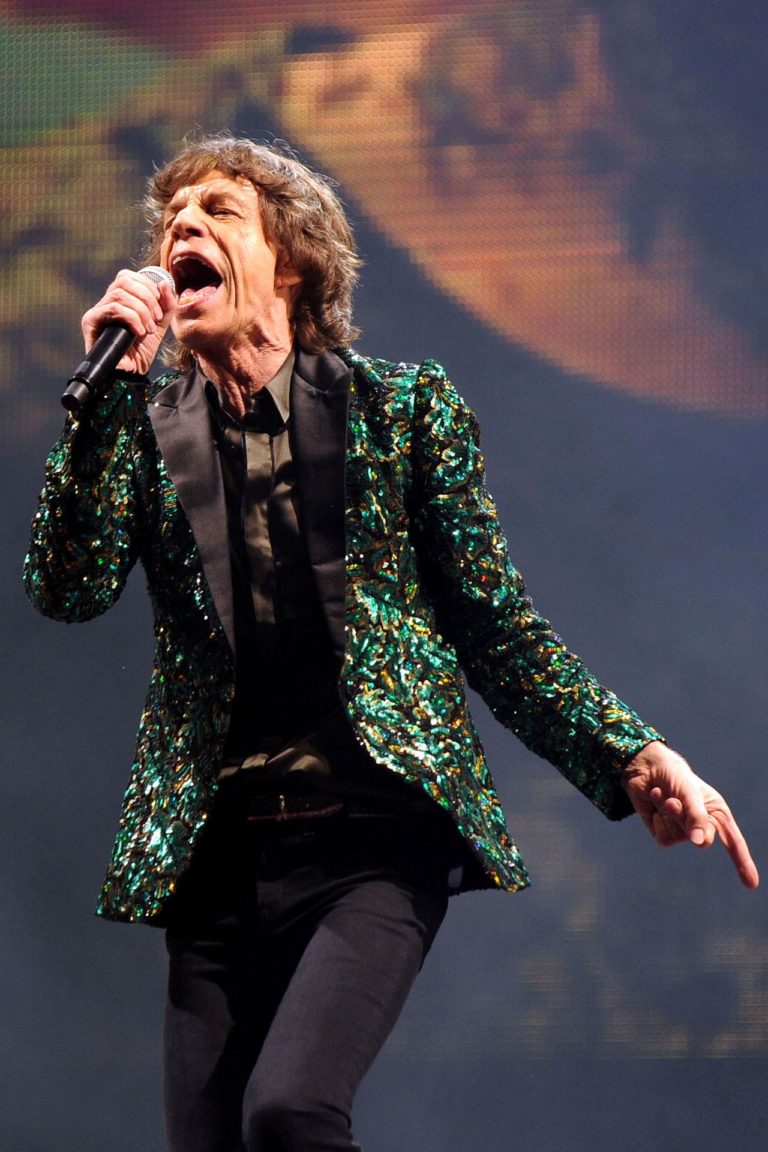 Roku 1968 pozoruje v Glastonbury UFO zpěvák Mick Jagger. Mělo souvislost s kruhy v obilí?