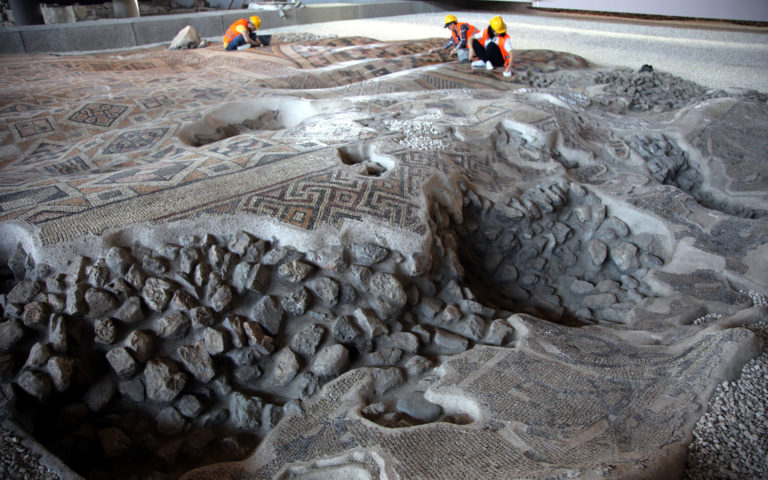 Část mozaiky byla zničena při sérii zemětřesení v 6. století.