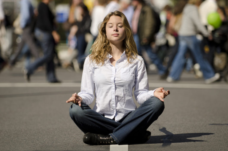 Meditace rychle uvolní tělo, zklidní mysl a sníží hladinu stresu.