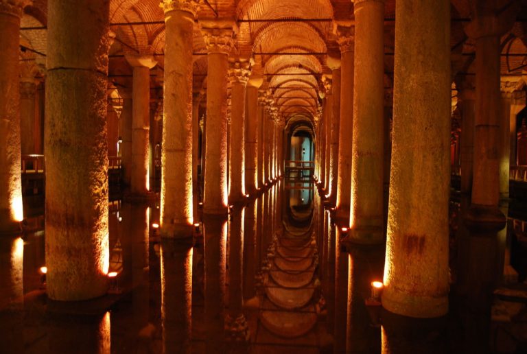 Baziliková cisterna zásobovala vodou Velký císařský palác a jeho okolí.