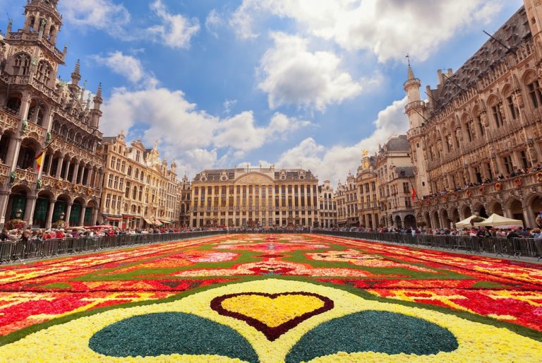 Grande-Place ozdobí vždy v srpnu jednou za dva roky obří květinový koberec.