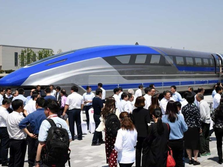 Čína oznámila, že v roce 2020 plánuje výstavbu dráhy pro elektromagnetický vlak v délce tisíc kilometrů. Vlaky sice mají jezdit maximální rychlostí 600 kilometrů v hodině, trať bude ale postavena pro rychlost až 1000 km/h.