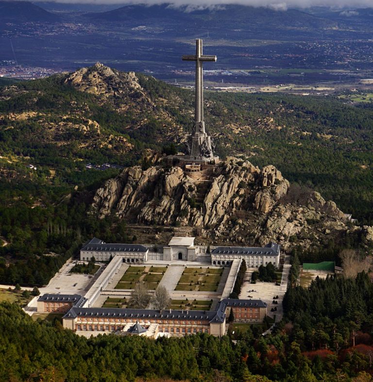 Pod 152 metrů vysokým křížem odpočívá téměř 34 000 obětí španělské občanské války