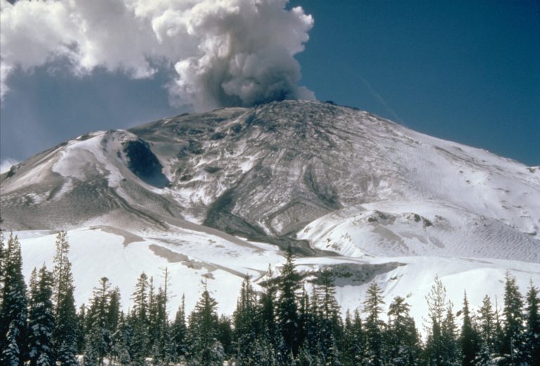 Dne 27. března 1980, týden po zaznamenaném zemětřesení se objeví menší oblak sopečných plynů.