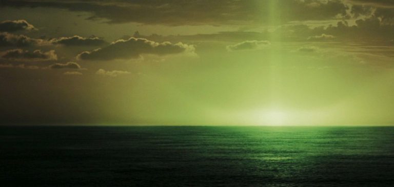Mýtus o zeleném záblesku vytvořil Jules Verne, který ve svém románu Zelený paprsek tvrdil, že kdo se zadívá do světla, získá schopnost vidět do duší všech lidí.