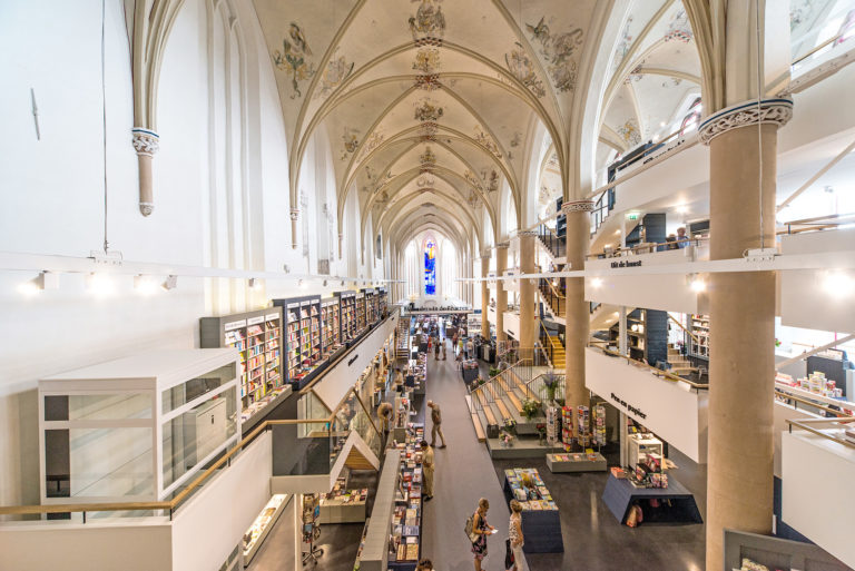 Knihkupectví Waanders in de Broeren do prostoru bývalé katedrály zapadlo dokonale.