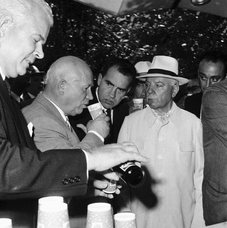 Chruščovovi imperialistický nápoj zachutná.