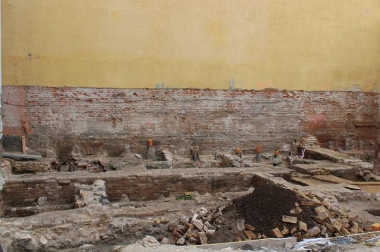 Archeologové nalezli také potravinovou pec z 15. století, tedy část jejího topeniště.