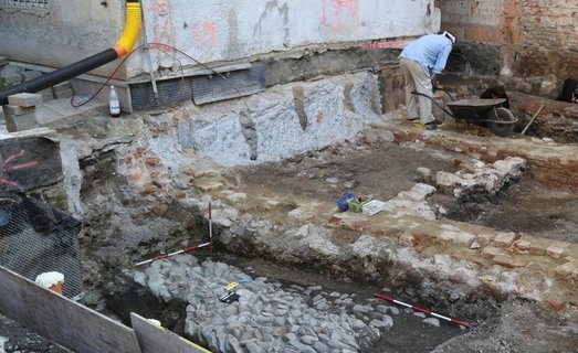 Nalezenými pozůstatky osídlení z konce 12. století byly odpadní vrstvy, potom následovaly nadzemní stavby. Ve dvou případech archeologové ve vrstvách rozeznali dům s kamennou pecí.