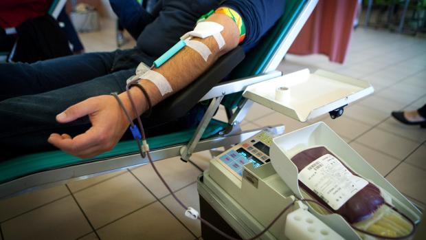 Darovat krev je mnohdy to nejjednodušší, co lze udělat pro druhé. Jeden takový odběr může zachránit až tři životy.
