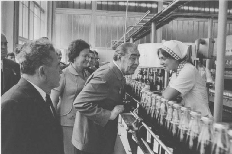 První stáčírnu americké limonády v SSSR navštíví v roce 1976 Leonid Brežněv.