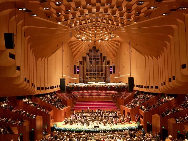 Varhany, umístěné v koncertním sále Opery v Sydney, mají 10 154 píšťal a jsou největšími mechanickými varhanami na světě.