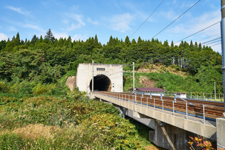 Prvenství si dlouho hájí tunel Seikan, než mu ho v roce 2016 vyfoukne Gotthardský úpatní tunel.