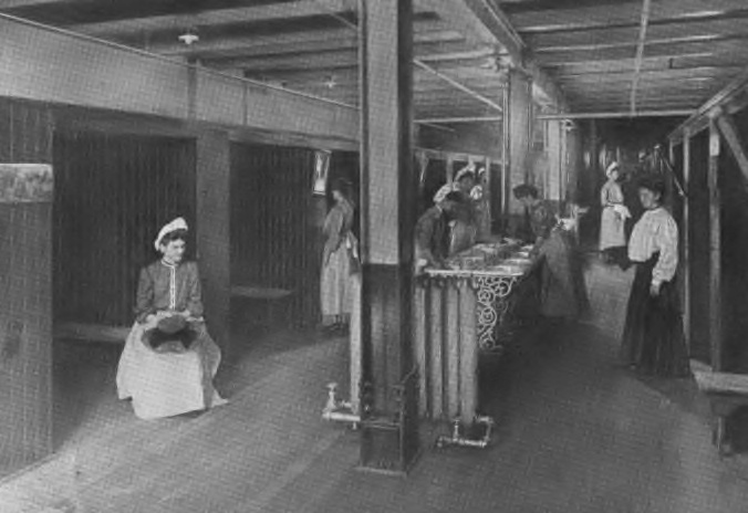Po roce 1900 dámské toalety přibývají. Dělnicím v továrních mají zajistit bezpečí.