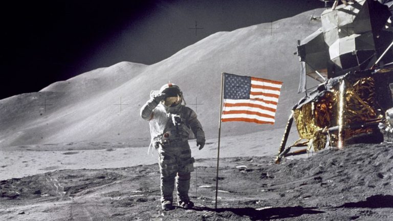Neil Armstrong údajně na Měsíci spatřil mimozemské vesmírné lodě.
